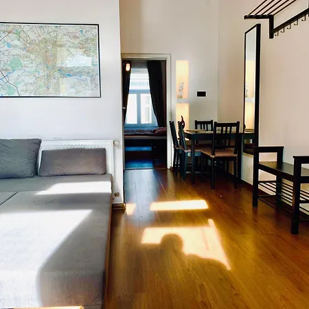 Close To Main Square Apartment *